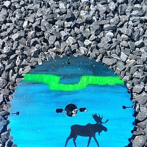 upcycled metalen Cirkelzaagblad – groen noorderlicht op blauwe nacht en eland
