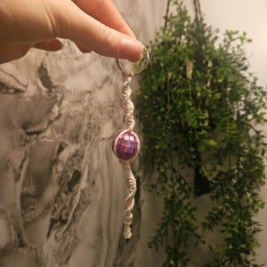 Discobal beige macramé sleutelhanger