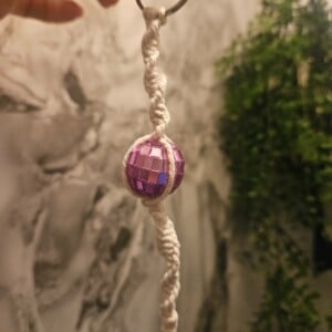 Discobal beige macramé sleutelhanger