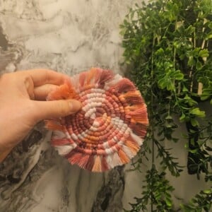 Gekleurde macramé onderzetter