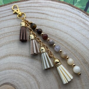 Handgemaakte bag charm met kralen en kwastjes - HG10064