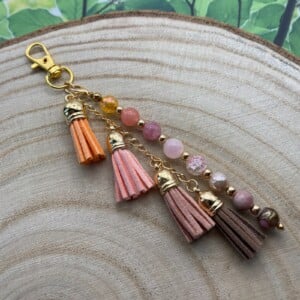 Handgemaakte bag charm met kralen en kwastjes - HG30066