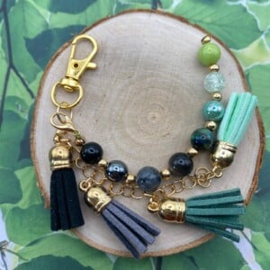 Handgemaakte bag charm met kralen en kwastjes - HG70077