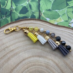 Handgemaakte bag charm met kralen en kwastjes - HG80078