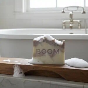 Handmade Smeerwortelzeep met werkzame kruiden- geur: citroengras, patchoulli-gember