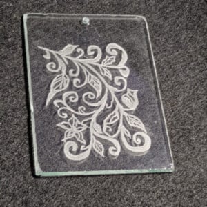 Lichtvanger van handgegraveerd glas – Sierlijk bladmotief – Ophangoogje geboord