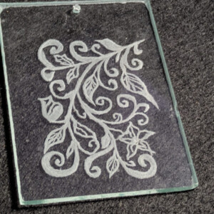 Lichtvanger van handgegraveerd glas – Sierlijk bladmotief – Ophangoogje geboord