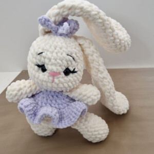 Schattige Konijn 'Bella' Ballerina. Gehaakte knuffel uit chenille garen.