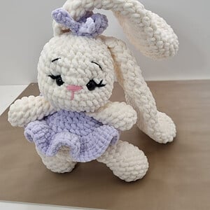 Schattige Konijn 'Bella' Ballerina. Gehaakte knuffel uit chenille garen.