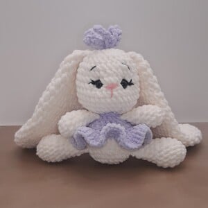 Schattige Konijn 'Bella' Ballerina. Gehaakte knuffel uit chenille garen.