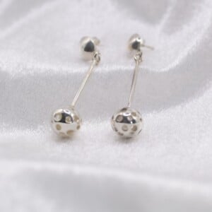 Speelse zilveren oorbellen – unieke eyecatcher