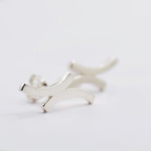 Subtiele zilveren oorbellen – Abstracte design, tijdloze elegantie