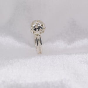 Unieke eyecatcher – zilveren ring met dubbel scheen en opengewerkte bal