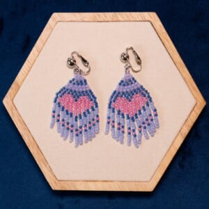 Fringe oorbellen met roze hart in ijsblauw - korte handgemaakte oorbellen