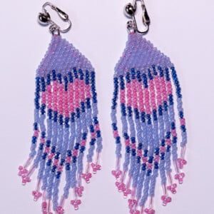 Fringe oorbellen met roze hart in ijsblauw - lange handgemaakte oorbellen