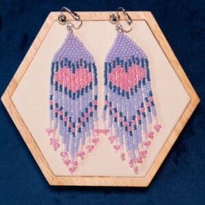 Fringe oorbellen met roze hart in ijsblauw - lange handgemaakte oorbellen