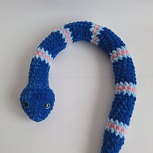 Gehaakte knuffel | Donkerblauw, lichtblauw en lichtroze slang