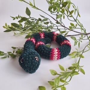 Gehaakte knuffel slang | Donkergroen, knalroze en lichtroze