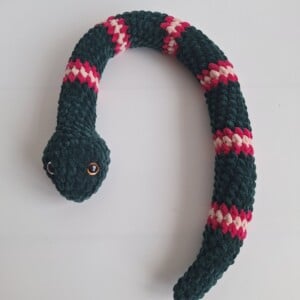 Gehaakte knuffel slang | Donkergroen, knalroze en lichtroze