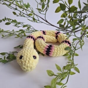 Gehaakte knuffel slang | Geel, lichtroze en zwart