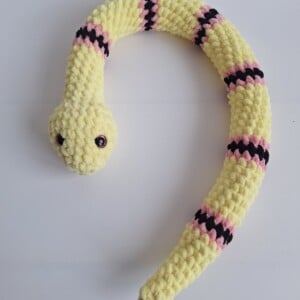 Gehaakte knuffel slang | Geel, lichtroze en zwart