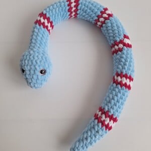 Gehaakte knuffel slang | Lichtblauw, knalroze en wit