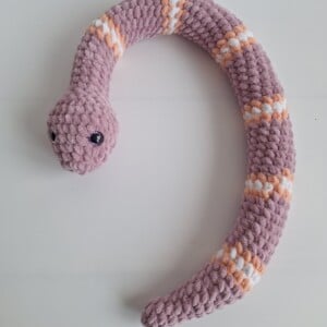 Gehaakte knuffel slang | Lila, perzikoranje en wit