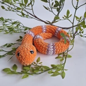 Gehaakte knuffel slang | Oranje, lila en lichtroze