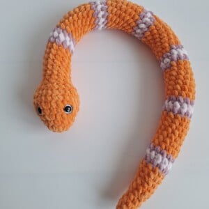 Gehaakte knuffel slang | Oranje, lila en lichtroze