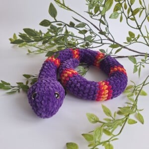 Gehaakte knuffel slang | Paars, knalroze en oranje