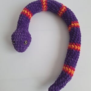 Gehaakte knuffel slang | Paars, knalroze en oranje