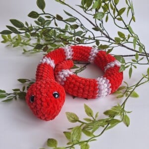 Gehaakte knuffel slang | Rood, lila en lichtroze