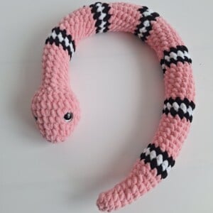 Gehaakte knuffel slang | Lichtroze, zwart en wit