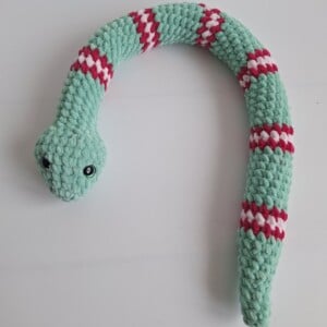 Gehaakte knuffel slang | Mintgroen, knalroze en lichtroze