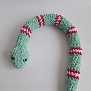 Gehaakte knuffel slang | Mintgroen, knalroze en lichtroze