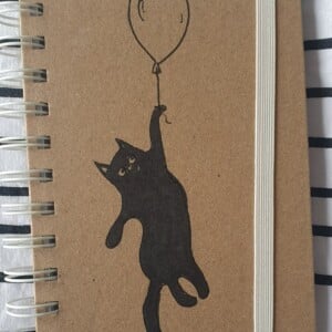 handgemaakt dagboek notitieboekje kat aan ballon gelinieerd, met originele kattentekening (geen print)