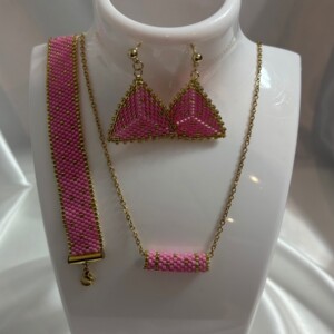 Handgemaakte Elegante keting armband en oorbellen set: Roze en goud kralen ketting, armband en driehoek oorbellen