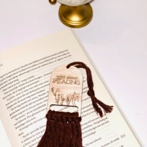 Handgemaakte Houten Bladwijzer met Macramé Touw | Crafted Creations