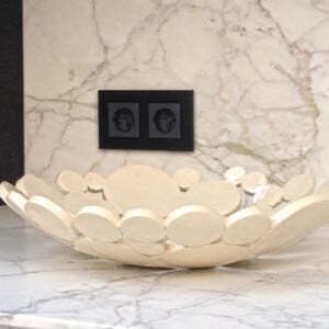 Handgemaakte schaal keramiek (variant), gesigneerd en genummerd(Ø 40 cm) Nicolaas Maathuis (NIC-O)