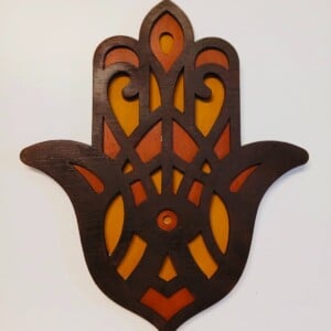 Houten Hamsa Hand Wanddecoratie – Beschermend Symbool – Laser Cut Design – 28 × 24 cm