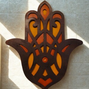 Houten Hamsa Hand Wanddecoratie – Beschermend Symbool – Laser Cut Design – 28 × 24 cm