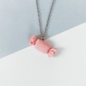 Ketting met roze snoepje