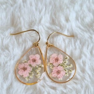 Kleine waterdruppel vormige resin oorbellen met gedroogde bloemen