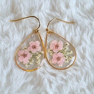 Kleine waterdruppel vormige resin oorbellen met gedroogde bloemen