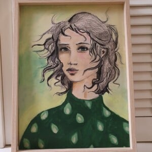 mixed media print – vrouwenportret in groentinten – intense blik – haren in de wind – krachtige maar kwetsbare vrouw – uniek handgemaakt kunstwerk