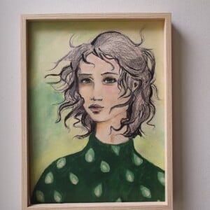 mixed media print – vrouwenportret in groentinten – intense blik – haren in de wind – krachtige maar kwetsbare vrouw – uniek handgemaakt kunstwerk