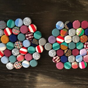 Onderzetter gemaakt van kroonkurken bekleed met vintage stof, thema bont