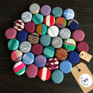 Onderzetter gemaakt van kroonkurken bekleed met vintage stof, thema bont