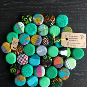 Onderzetter gemaakt van kroonkurken bekleed met vintage stof, thema groen