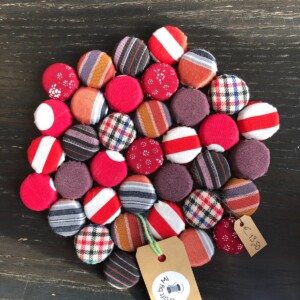 Onderzetter gemaakt van kroonkurken bekleed met vintage stof, thema rood